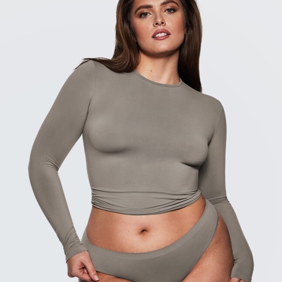 Skims Soft Smoothing Seamless Long-sleeve T-shirt in Smoke - Picture 2 of 3